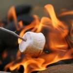 marshmallows roosteren boven het vuur